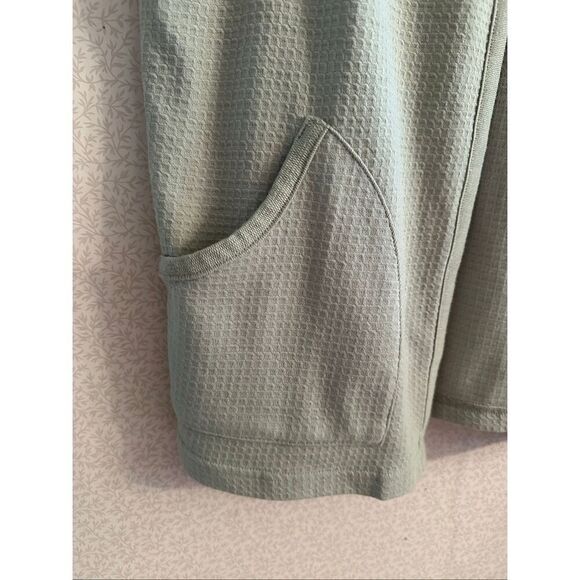 Sage green vest with pockets - Picture 2 of 5
